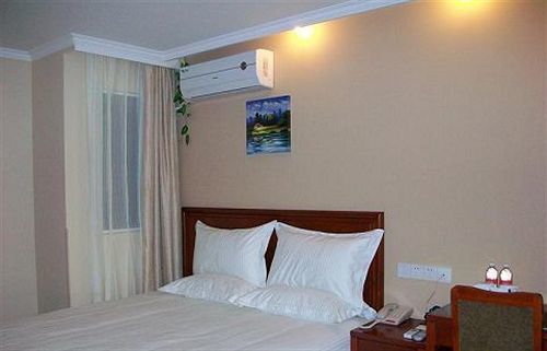 Hotel Greentree Zhangjiang Guanglan Road Metro Station Business 3*